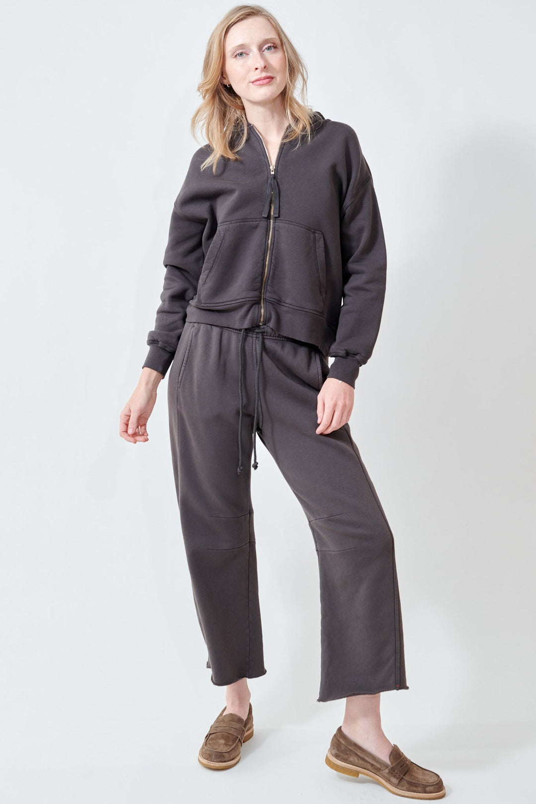 Madi wearing Xirena Clayton Pant front view