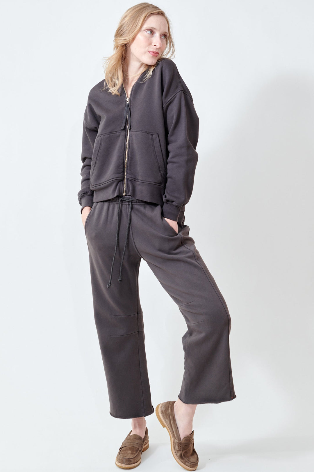 Madi wearing Xirena Clayton Pant front view