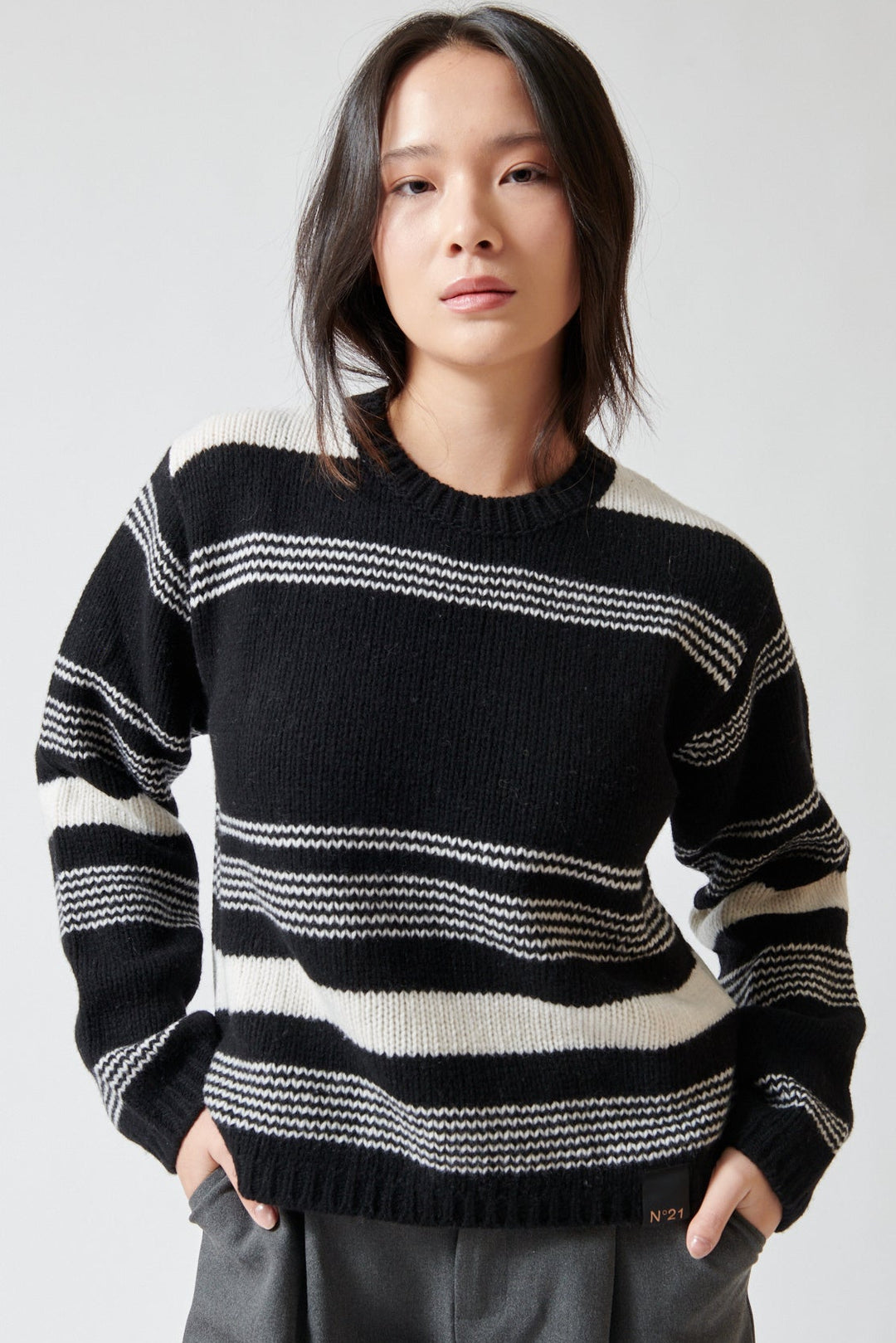 Lilly wearing N°21 Pianist Sweater front view