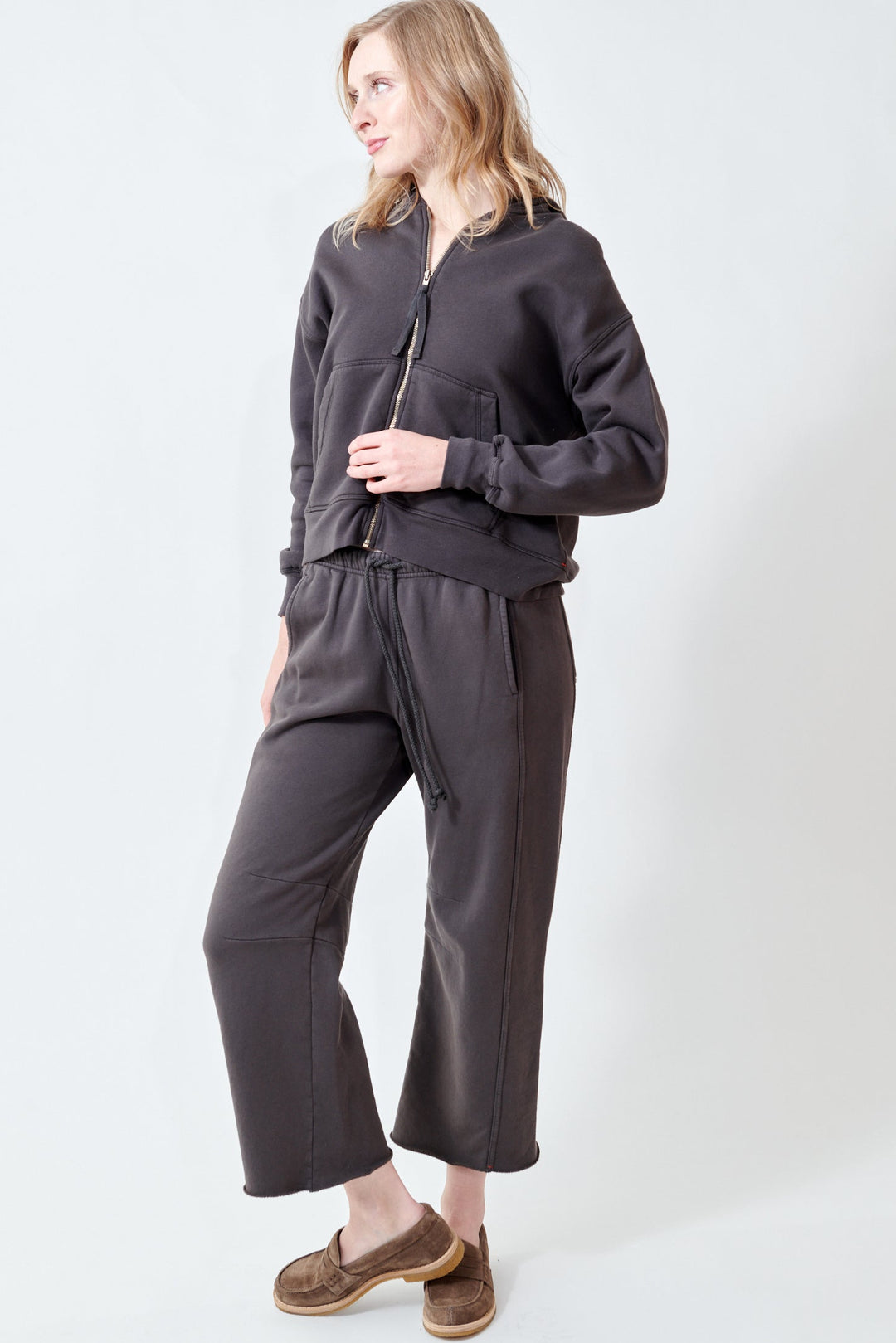 Madi wearing Xirena Clayton Pant front view