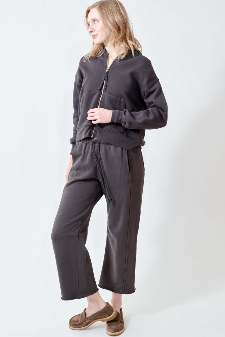 Madi wearing Xirena Clayton Pant front view