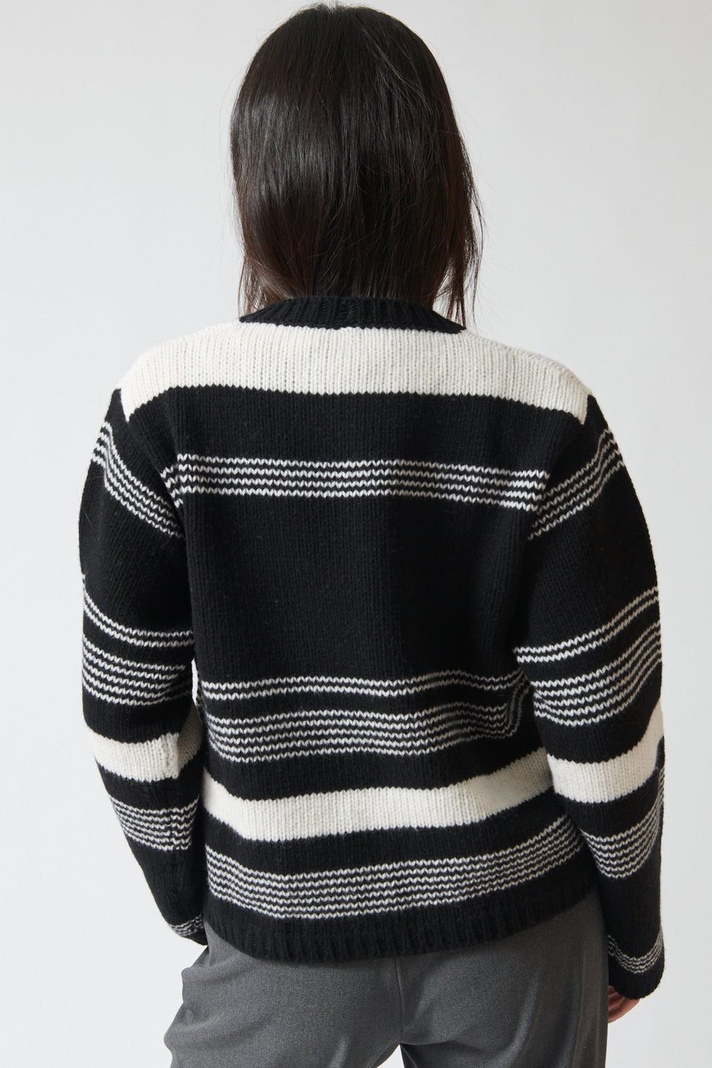Lilly wearing N°21 Pianist Sweater rear view