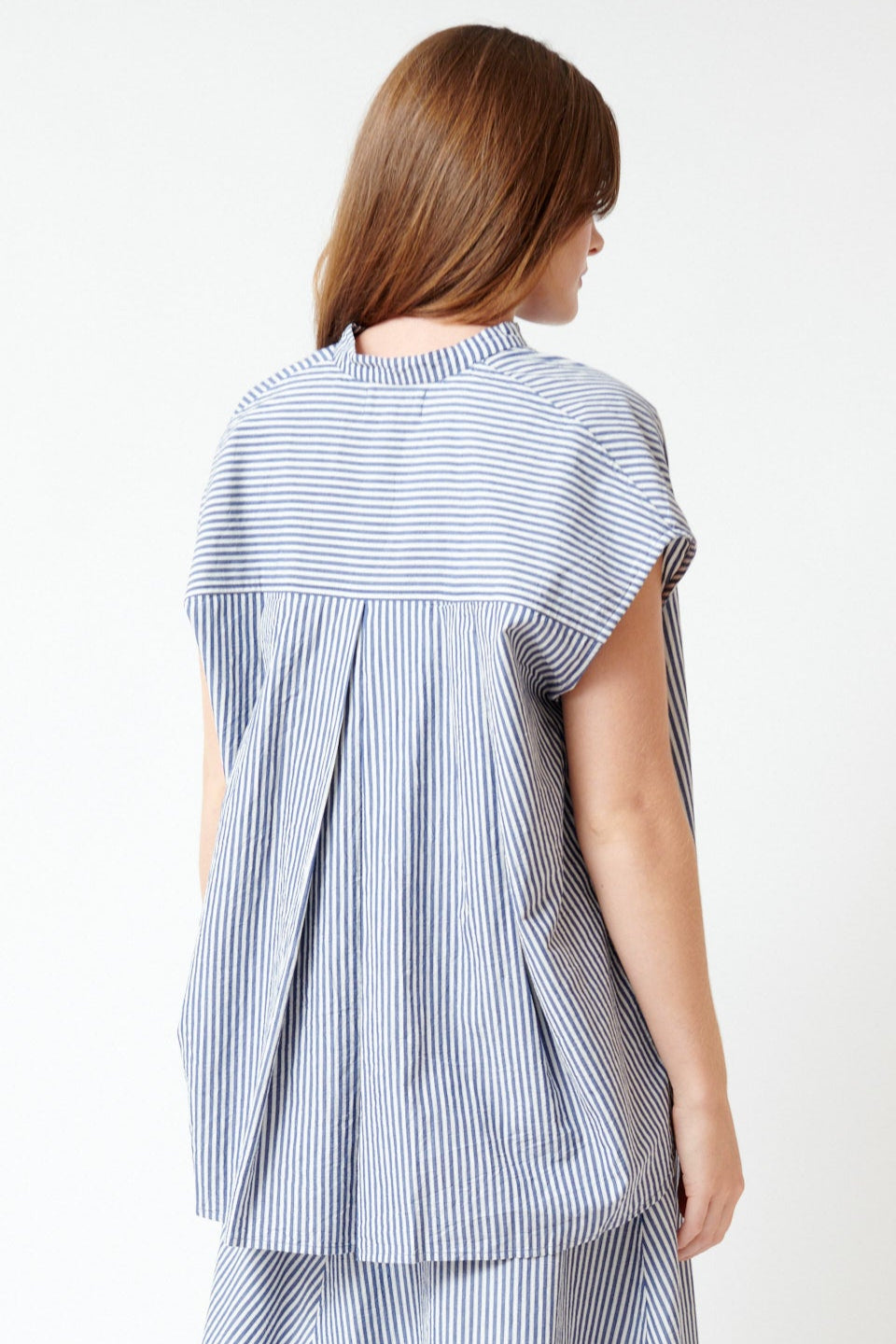 Julia wearing Apiece Apart Buono Oversized Tank rear view
