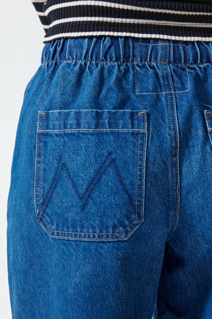 Madi wearing Mother Denim The Buffet Nerdy rear/pocket view