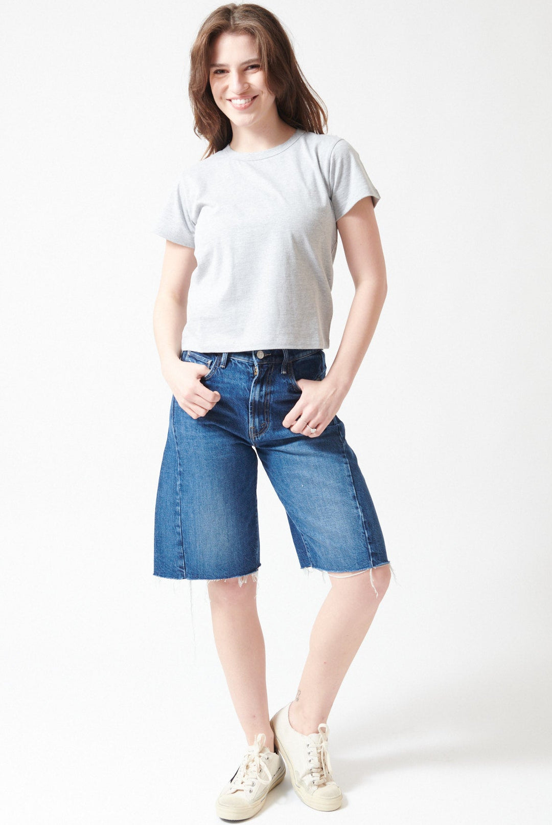 Sophie wearing Mother Denim The Half Pipe Bermuda Fray front view
