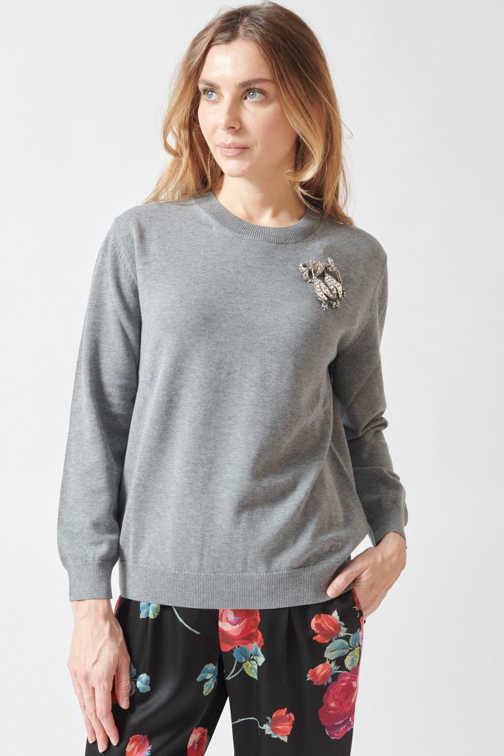 Mari wearing N°21 Cotton Crewneck Sweater With Fritillaria Meleagris Pin front view