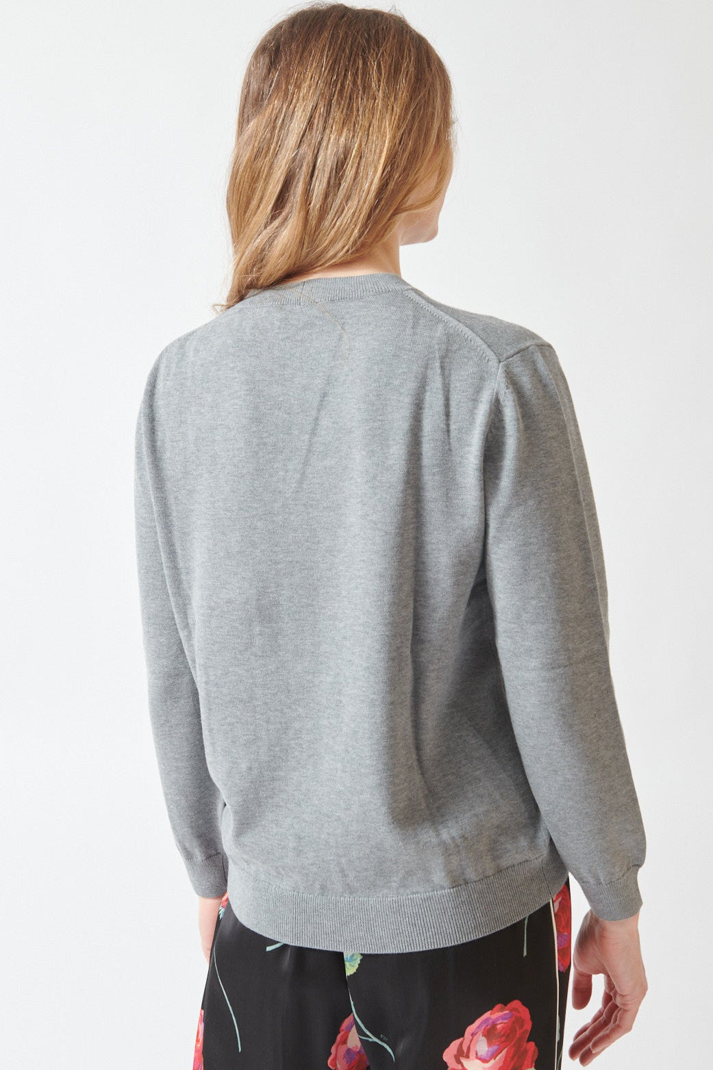 Mari wearing N°21 Cotton Crewneck Sweater With Fritillaria Meleagris Pin rear view