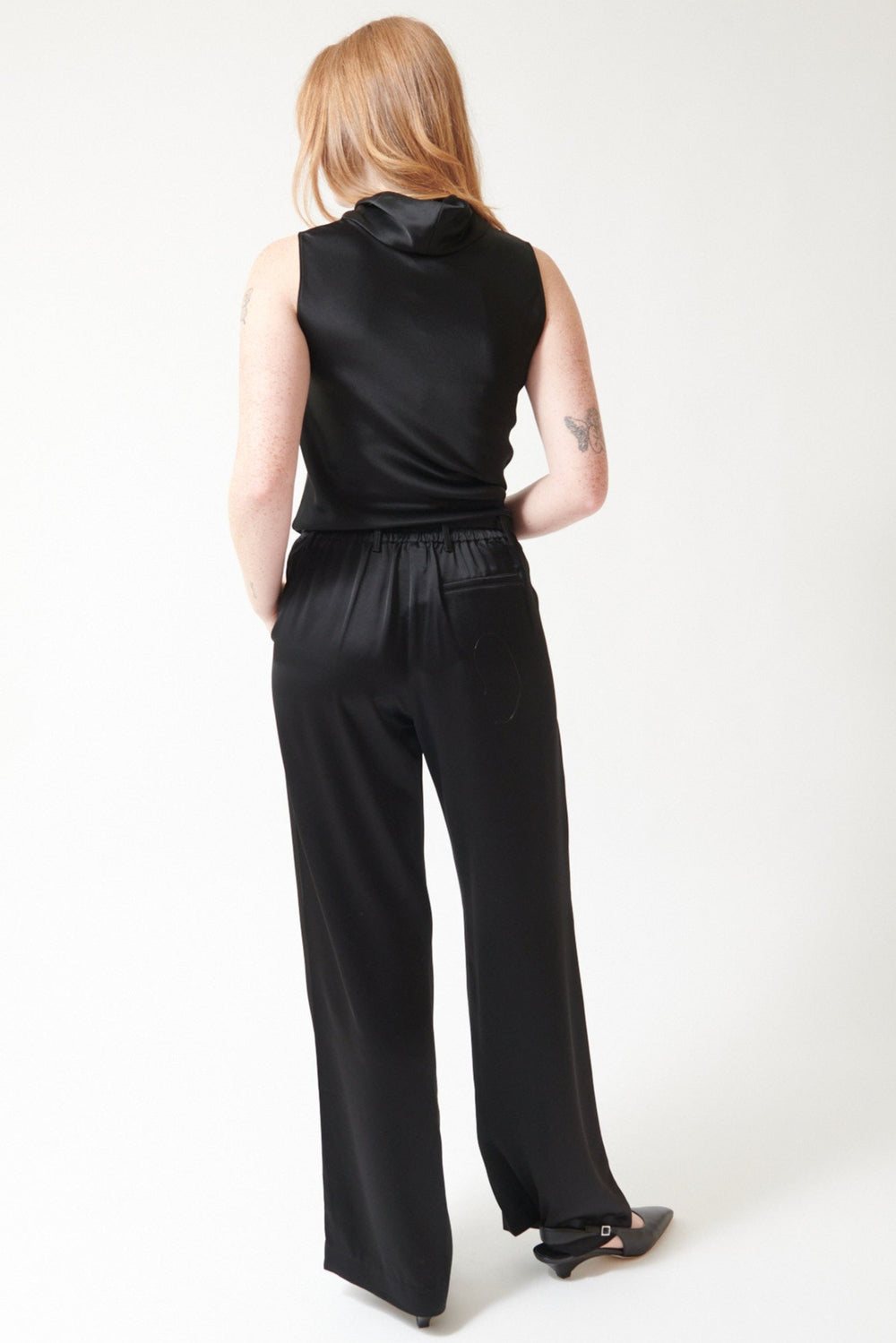 Waverly in LESET Barb Tailored Pant, black, rear view.