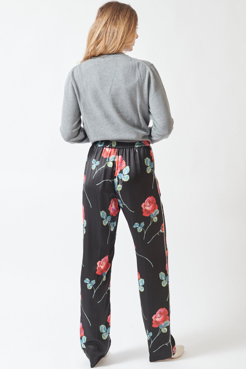 Mari wearing N°21 Bright Floral Viscose Pull On PJ Pant rear view