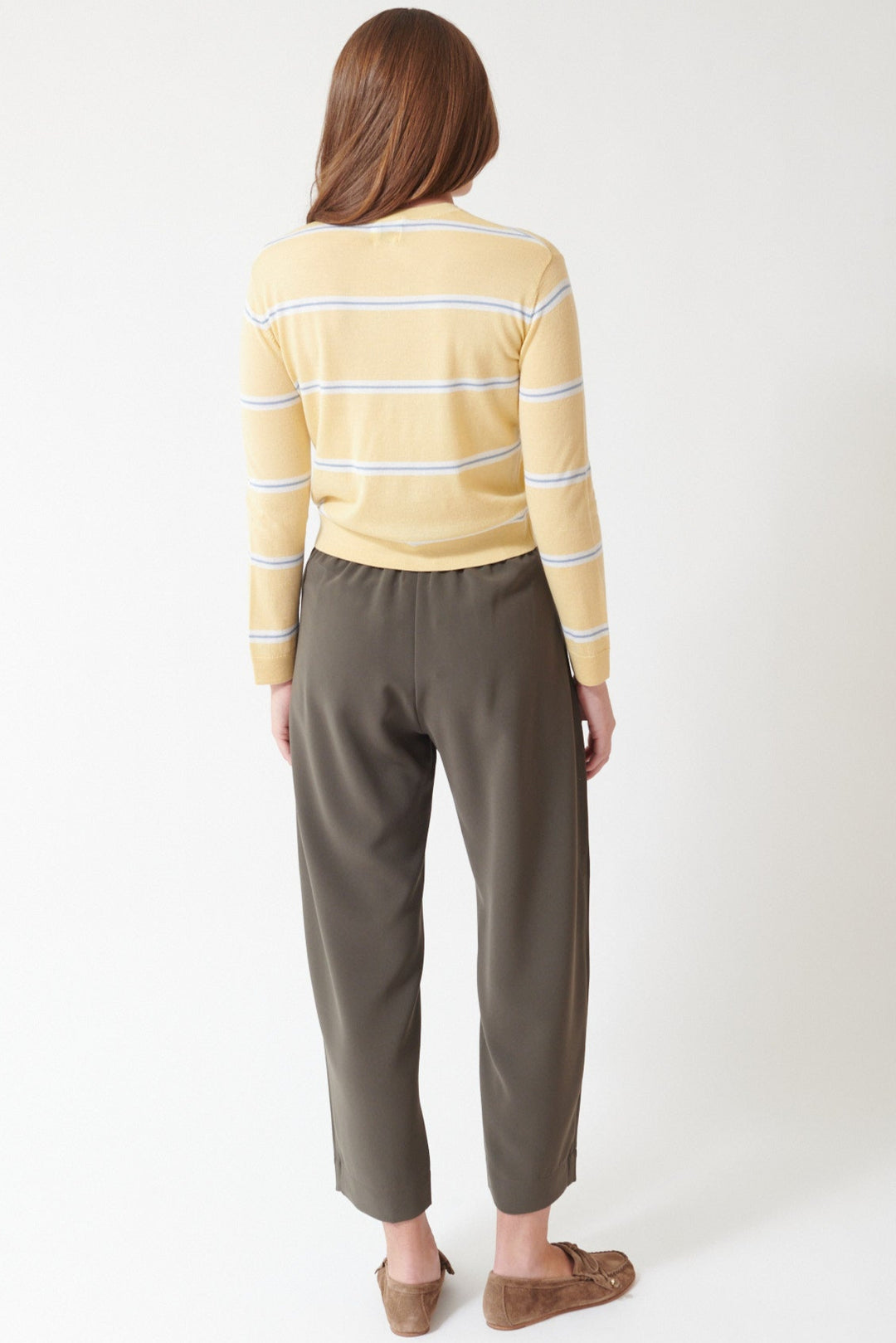 Julia wearing LESET Arielle Barrel Pant rear view