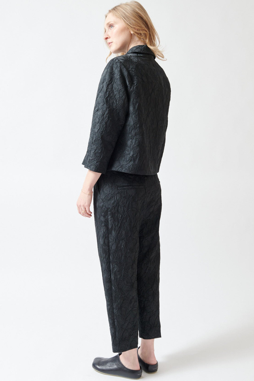 Madi wearing N°21 Textured Floral Froufrou Trouser rear view