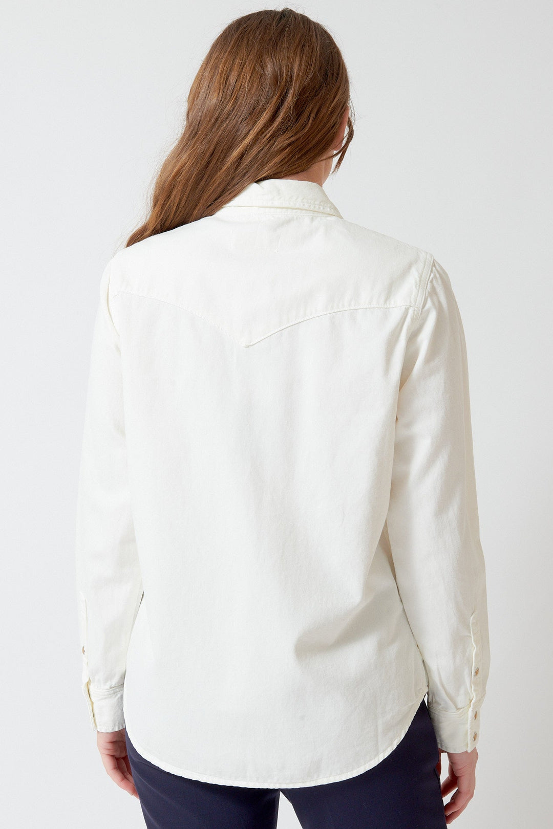 Julia wearing Nili Lotan Travis Shirt rear view