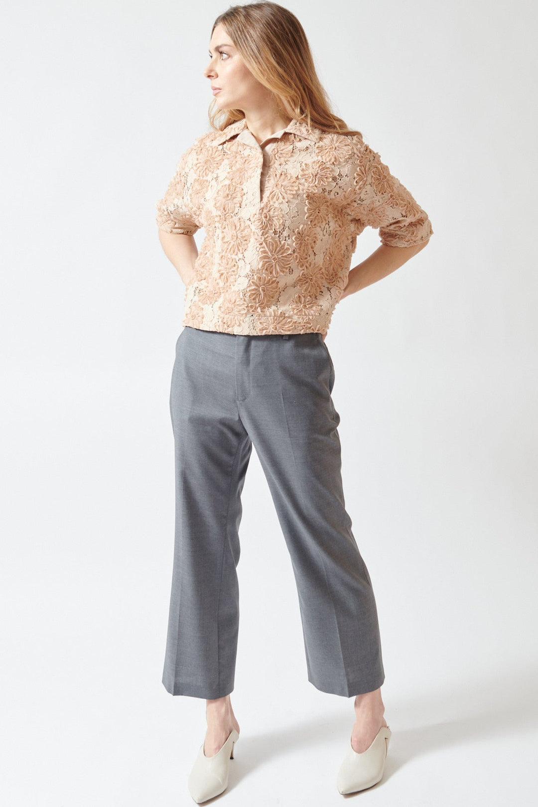 Mari wearing N°21 Elasticated Back Wool 21 Trouser front view