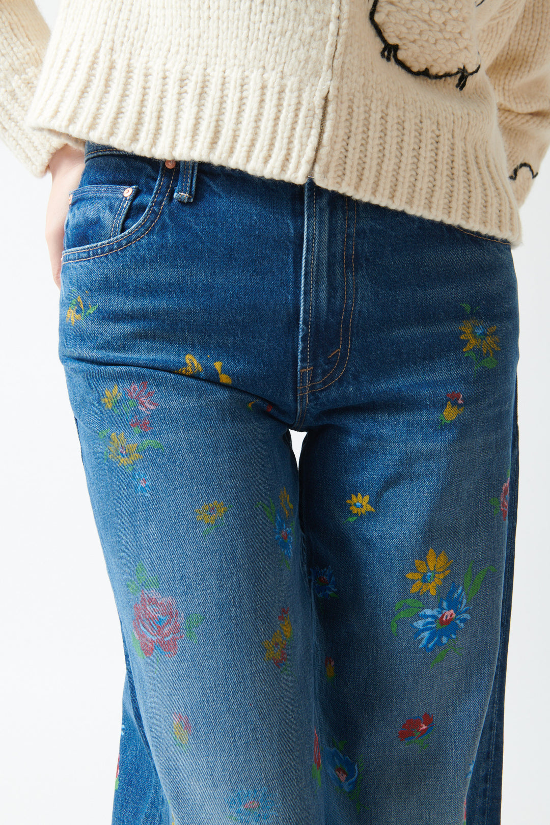Lilly wearing Mother Denim The Rerun Zip Sneak detail view