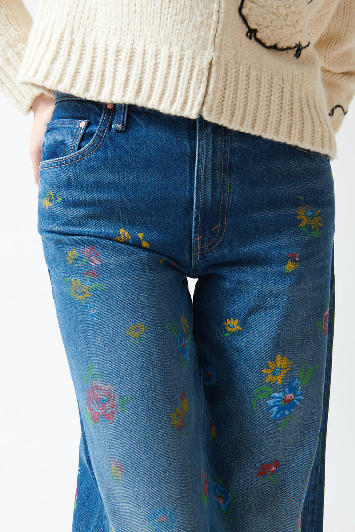 Lilly wearing Mother Denim The Rerun Zip Sneak detail view