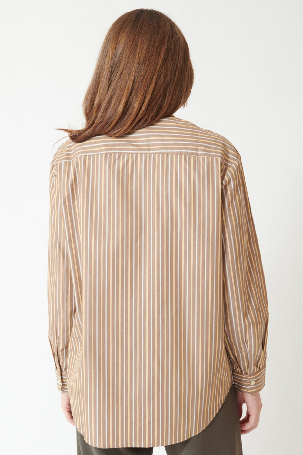 Julia in LESET Yoshi Classic Button Down, rear view.
