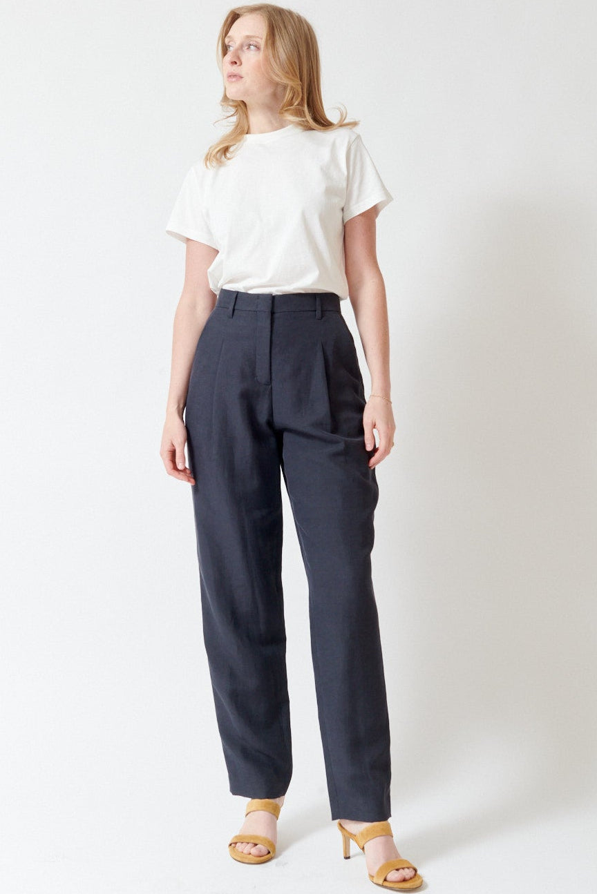 Madi wearing Dorothee Schumacher Summer Cruise Pants front view