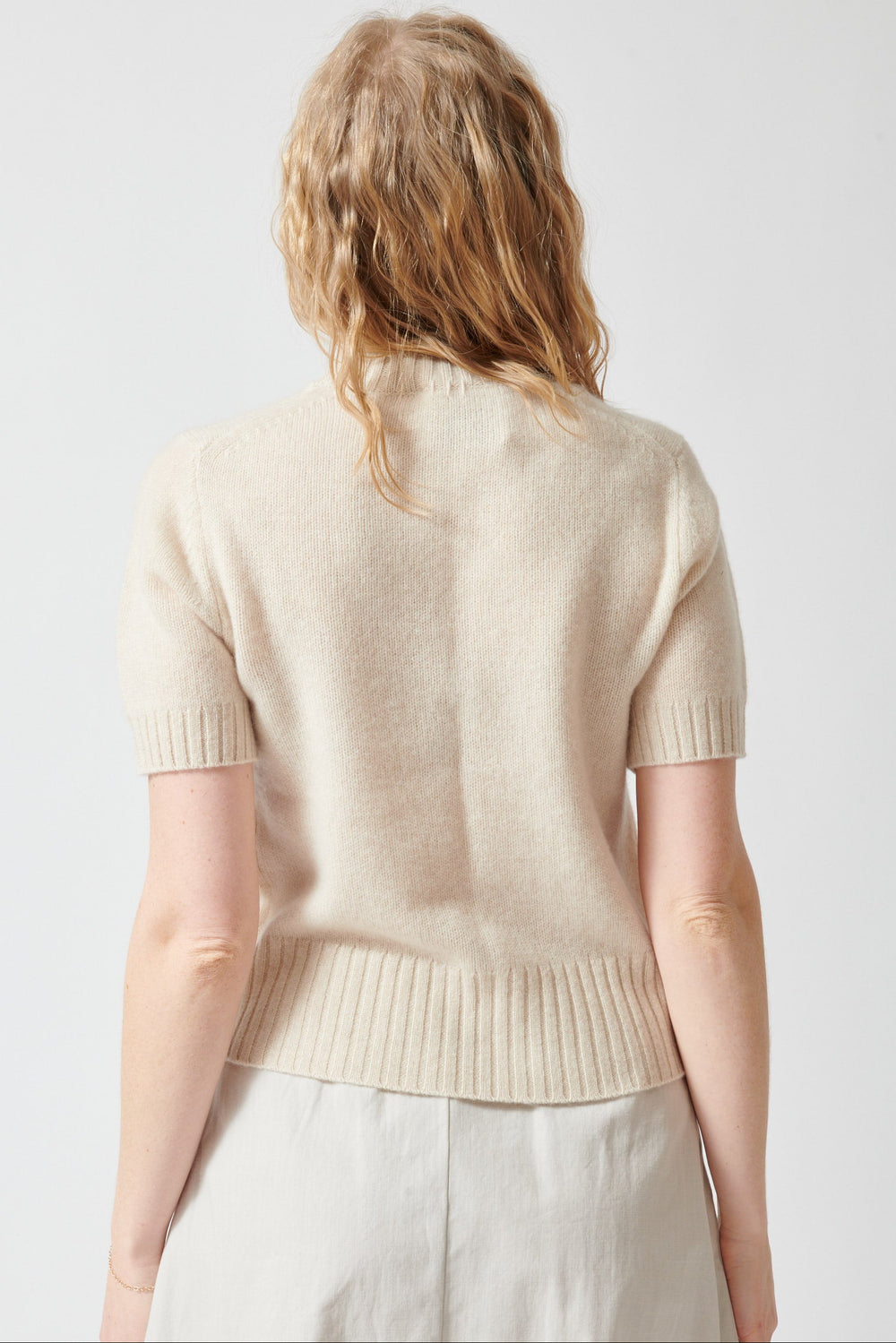 Madi wearing White + Warren Featherweight Cashmere T Shirt rear view
