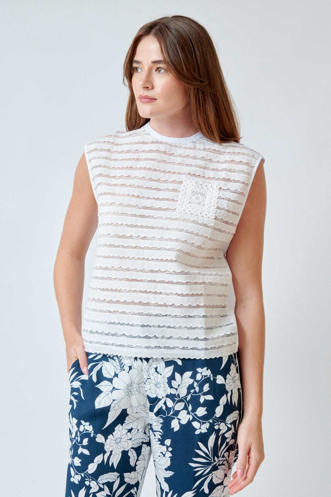 Julia wearing N°21 Scalloped Lace And Crochet Front Sleeveless Tee front view