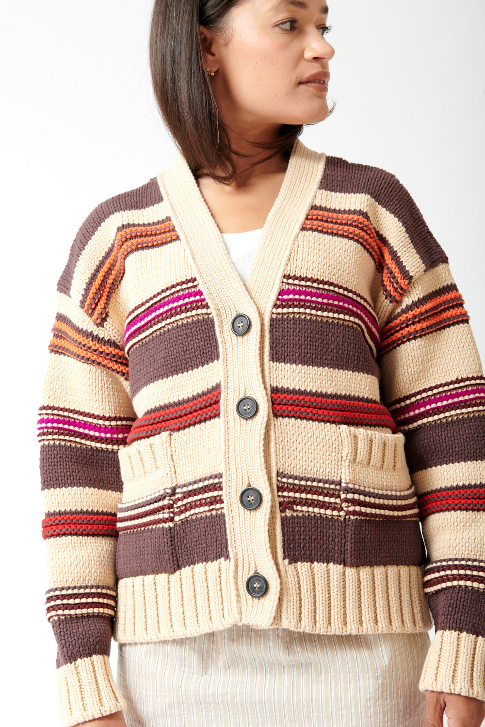 Amanda wearing N°21 Dense Weave Knitted Cardigan Candy Wrapper front close up view