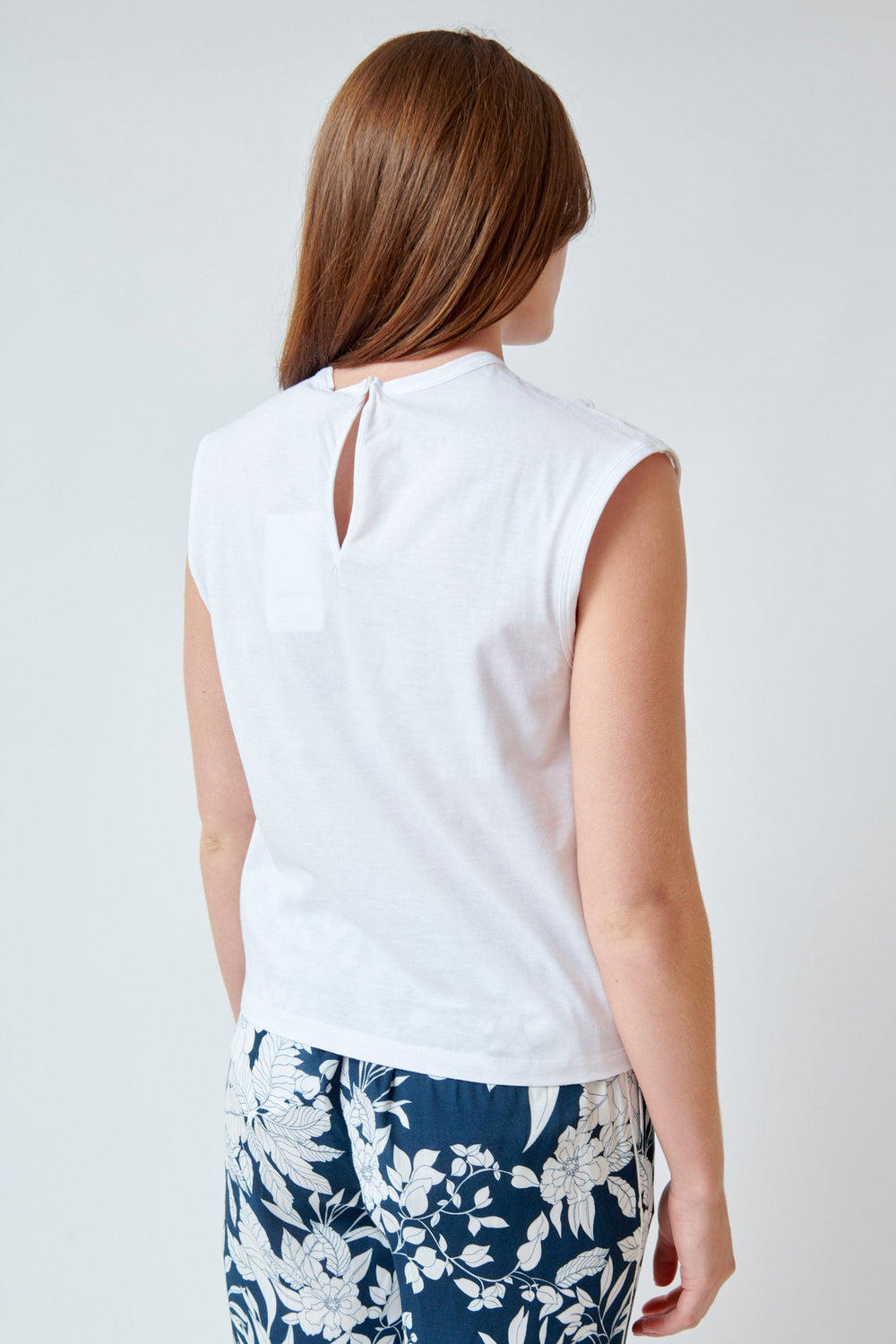 Julia wearing N°21 Scalloped Lace And Crochet Front Sleeveless Tee rear view