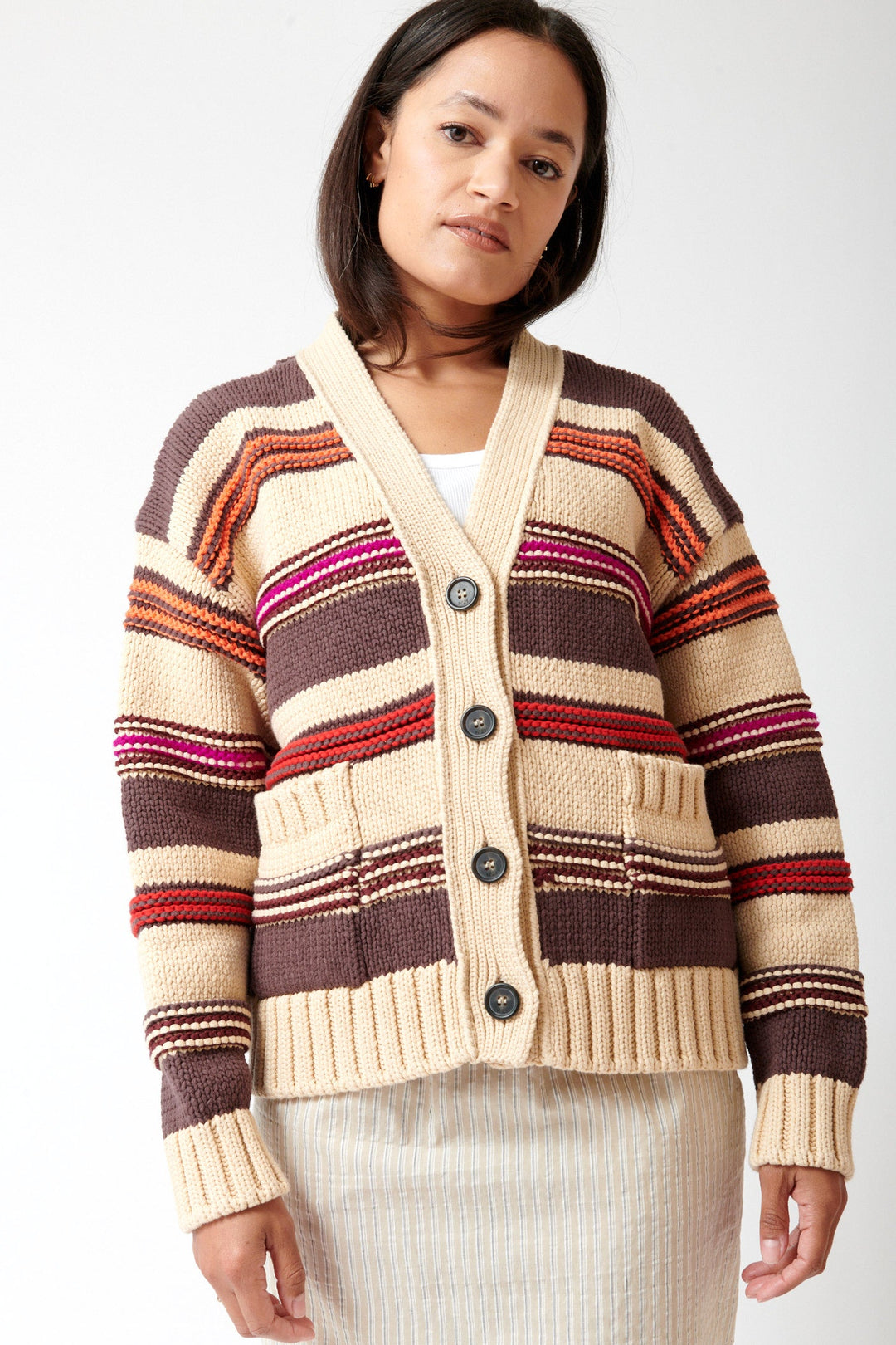 Amanda wearing N°21 Dense Weave Knitted Cardigan Candy Wrapper front view