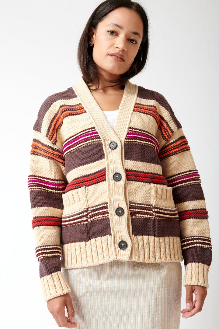 Amanda wearing N°21 Dense Weave Knitted Cardigan Candy Wrapper front view