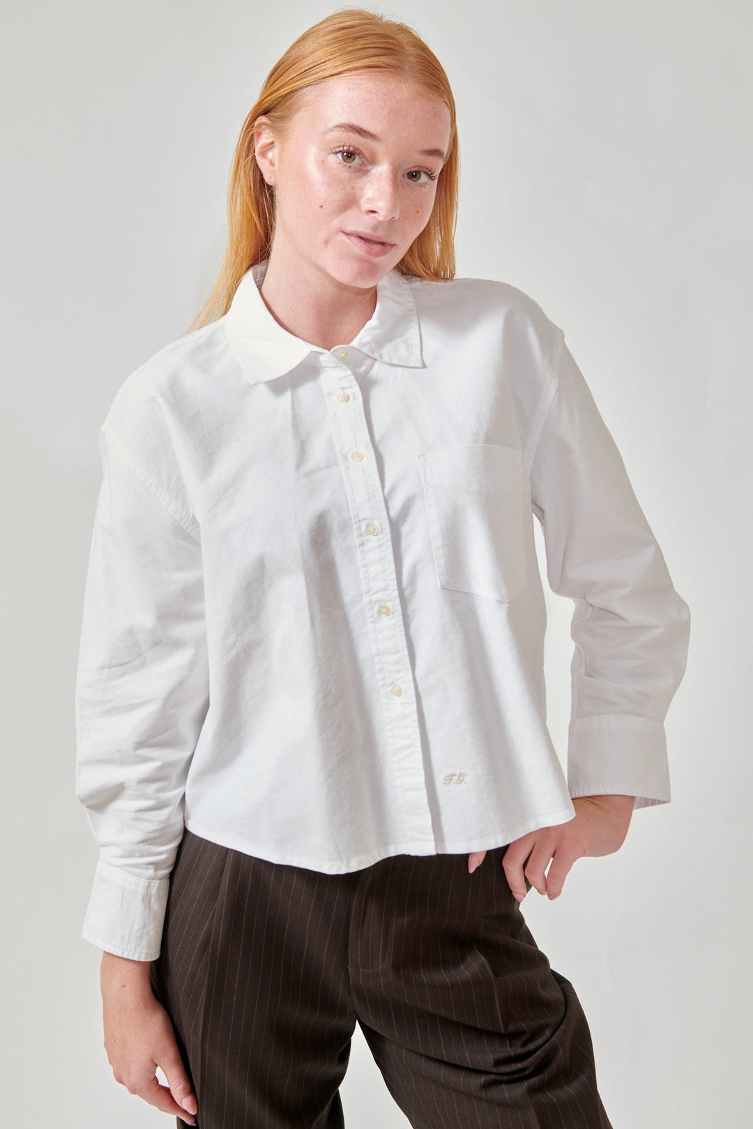 Aysia wearing The Great The Cropped Oxford Shirt front view