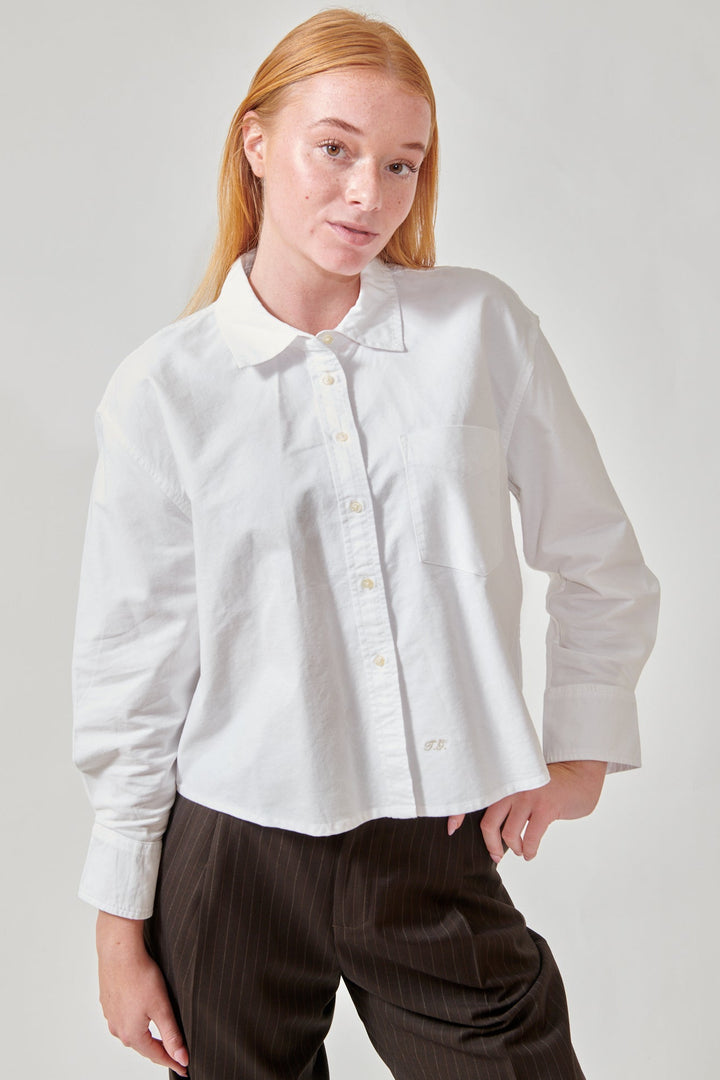 Aysia wearing The Great The Cropped Oxford Shirt front view