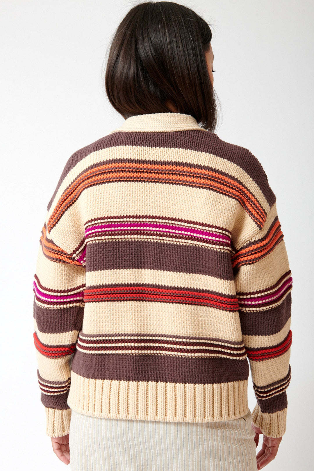 Amanda wearing N°21 Dense Weave Knitted Cardigan Candy Wrapper rear view