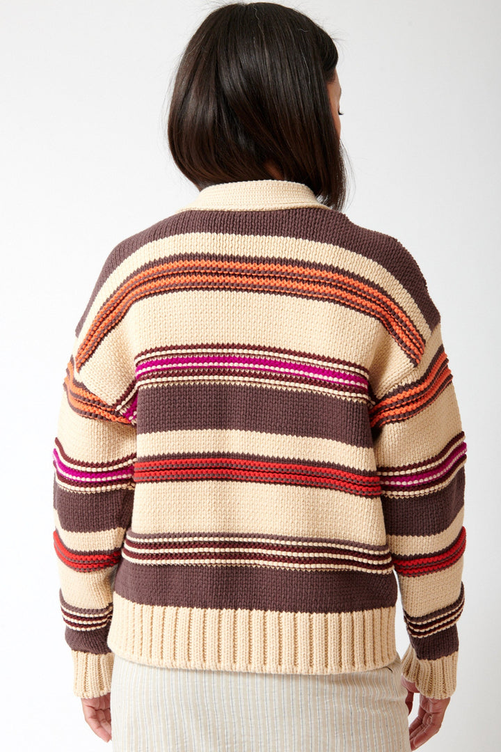Amanda wearing N°21 Dense Weave Knitted Cardigan Candy Wrapper rear view