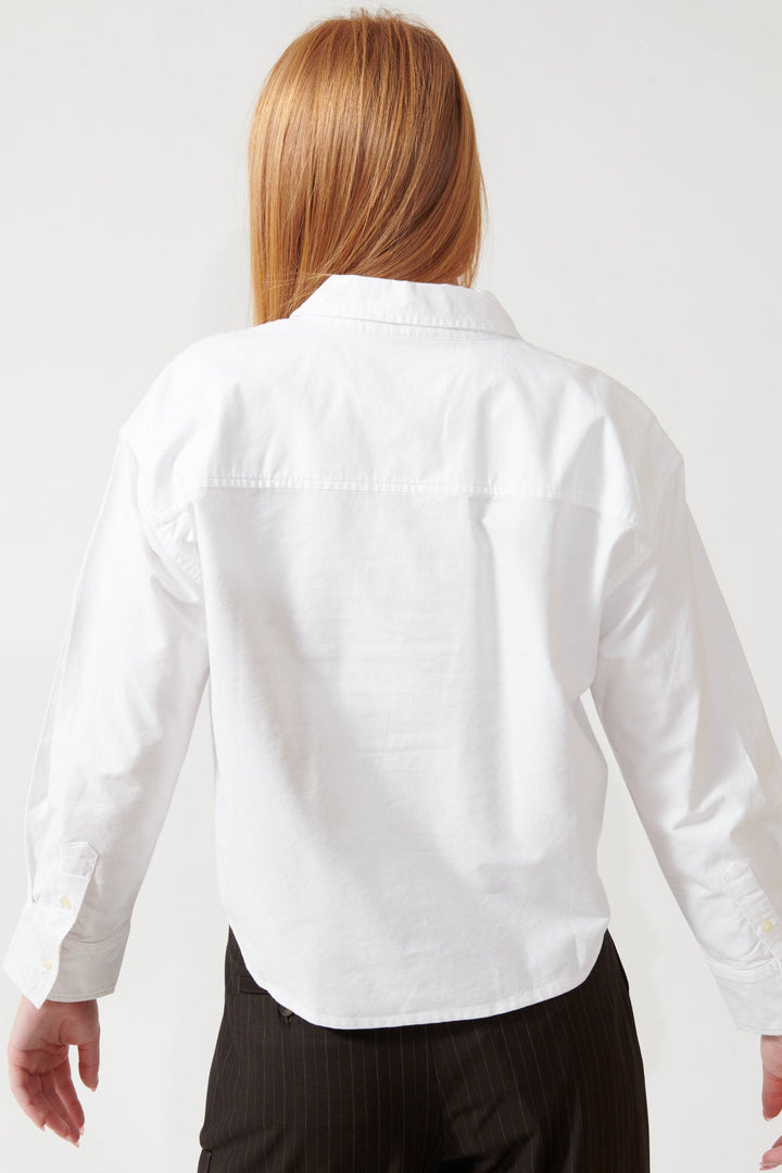 Aysia wearing The Great The Cropped Oxford Shirt rear view