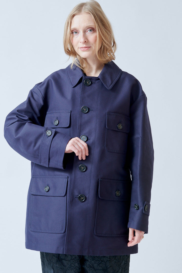 Madi wearing N°21 Modern Tania Short Trench front view