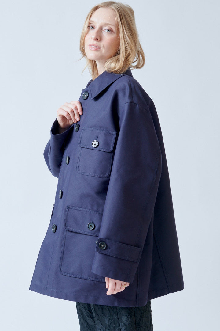 Madi wearing N°21 Modern Tania Short Trench side view