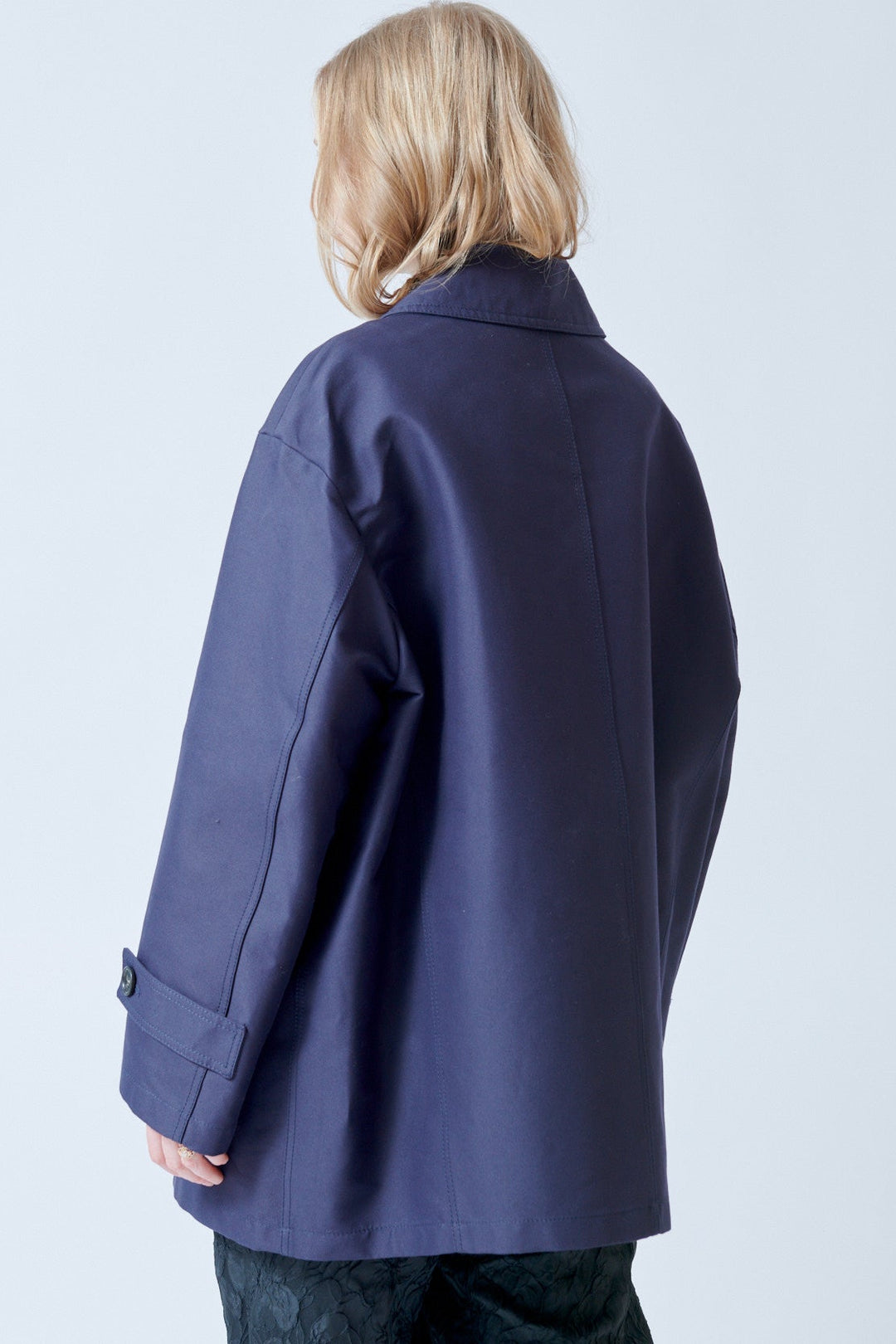 Madi wearing N°21 Modern Tania Short Trench rear view