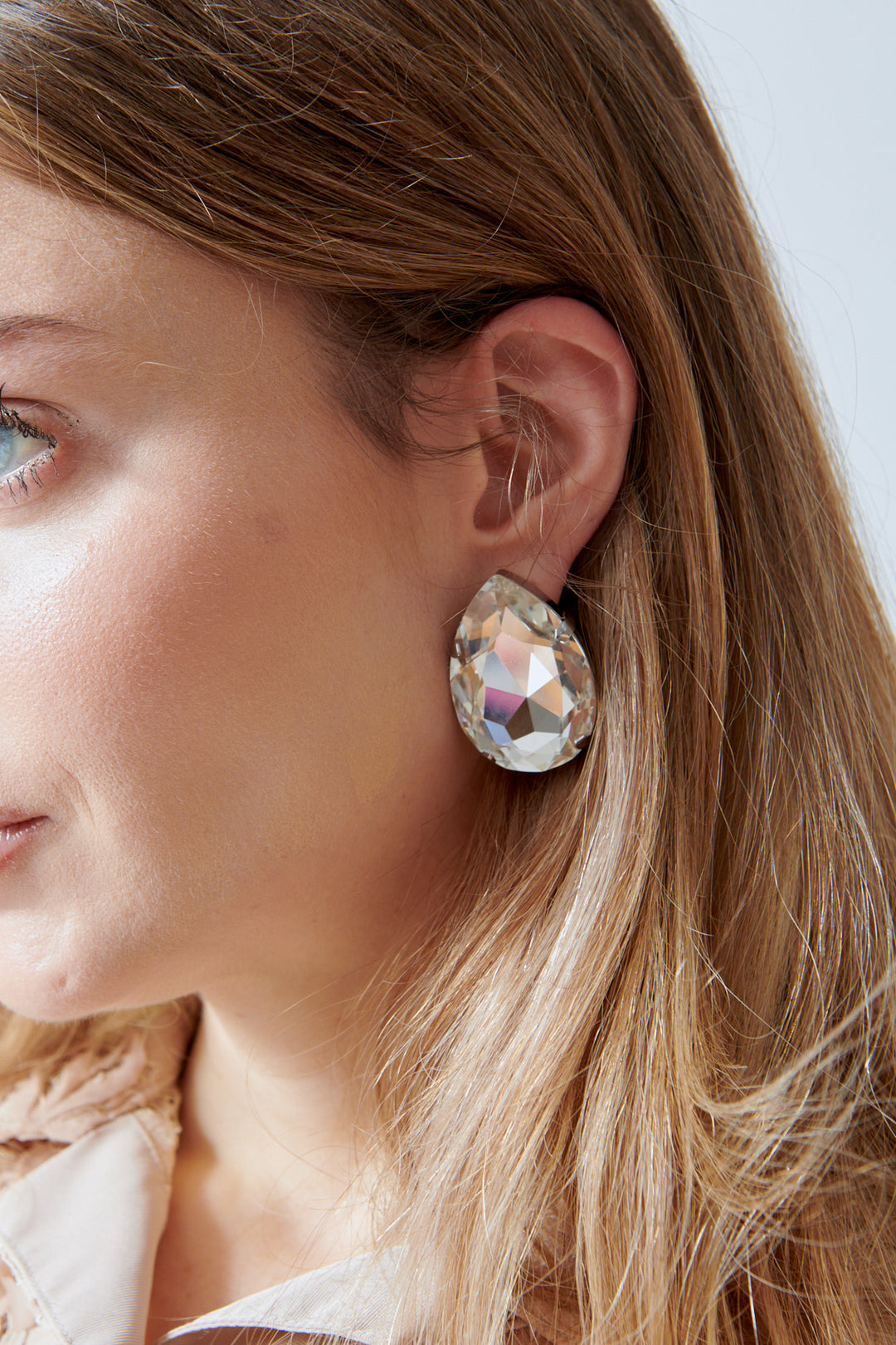 Mari wearing N°21 Maxi Pear Clip Earrings front view