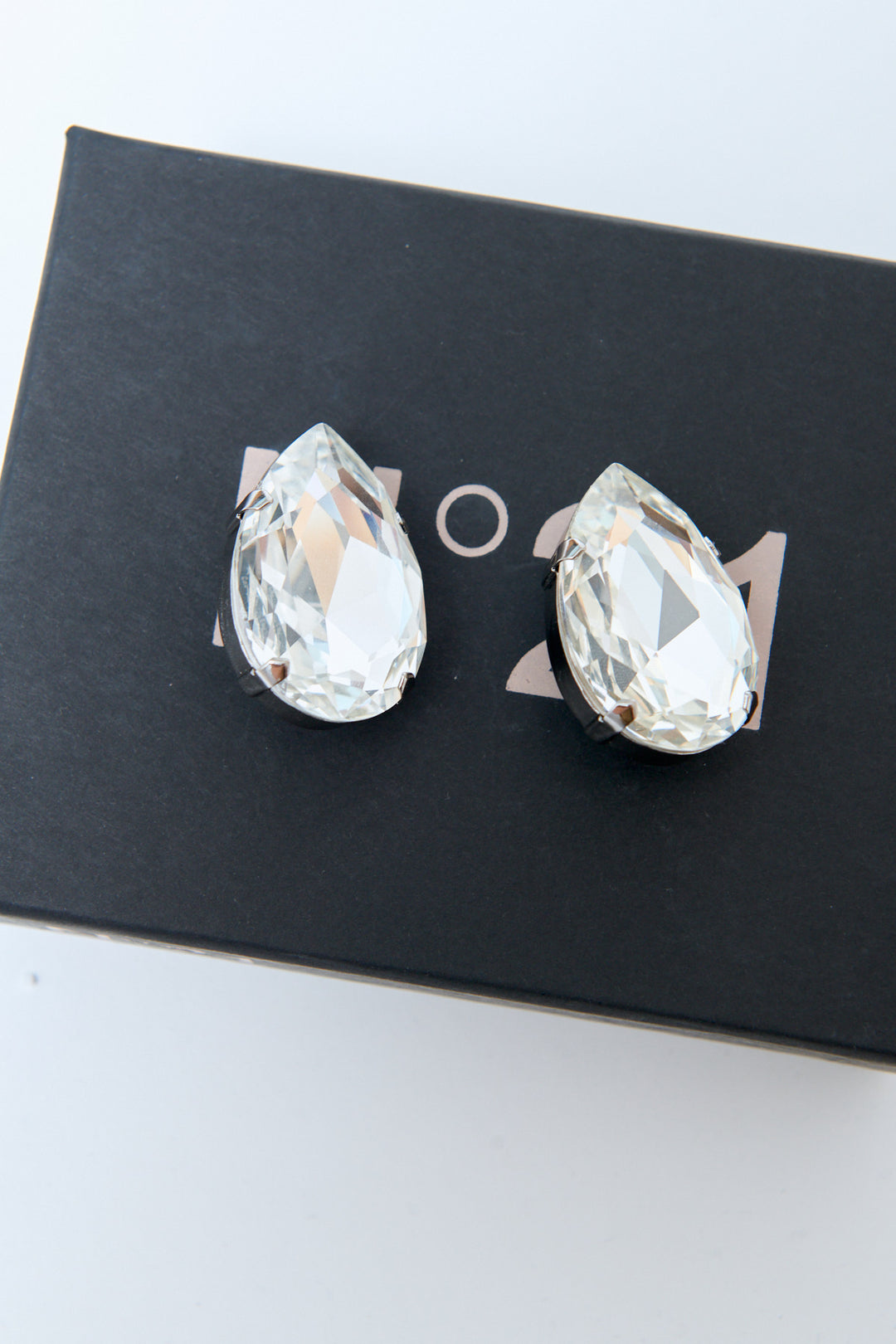 Flat lay of N°21 Maxi Pear Clip Earrings front view