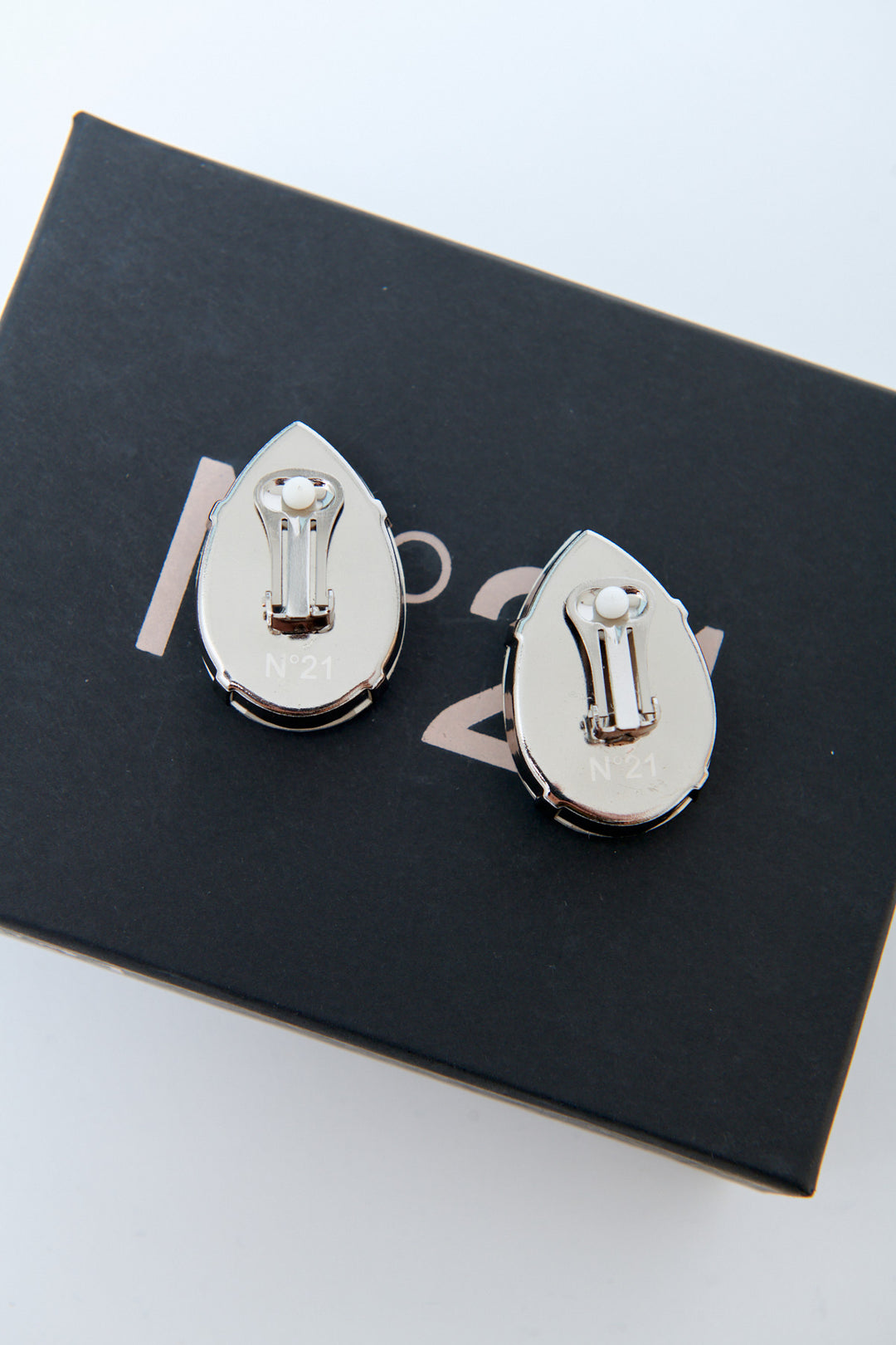 Flat lay of N°21 Maxi Pear Clip Earrings rear view