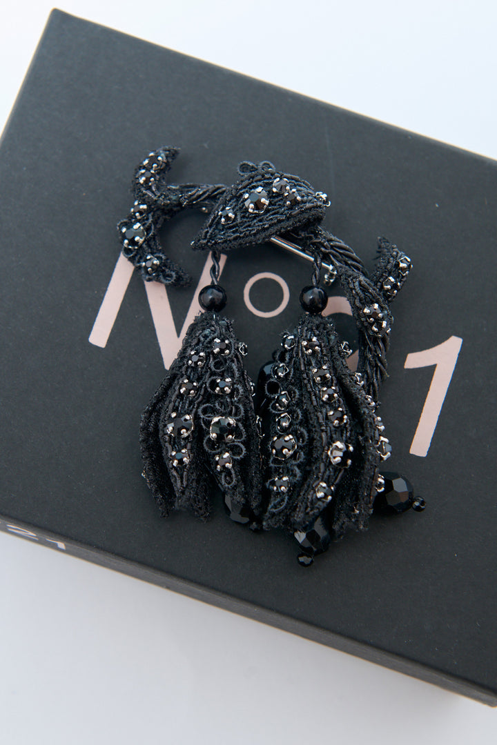 Flay lay of N°21 Fritillaria Meleagris Pin front view