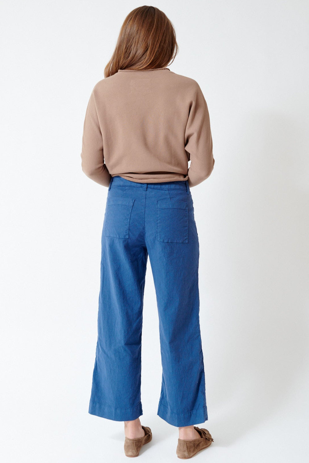Julia wearing Frank & Eileen The Wexford Trouser, Summer Navy, rear view.