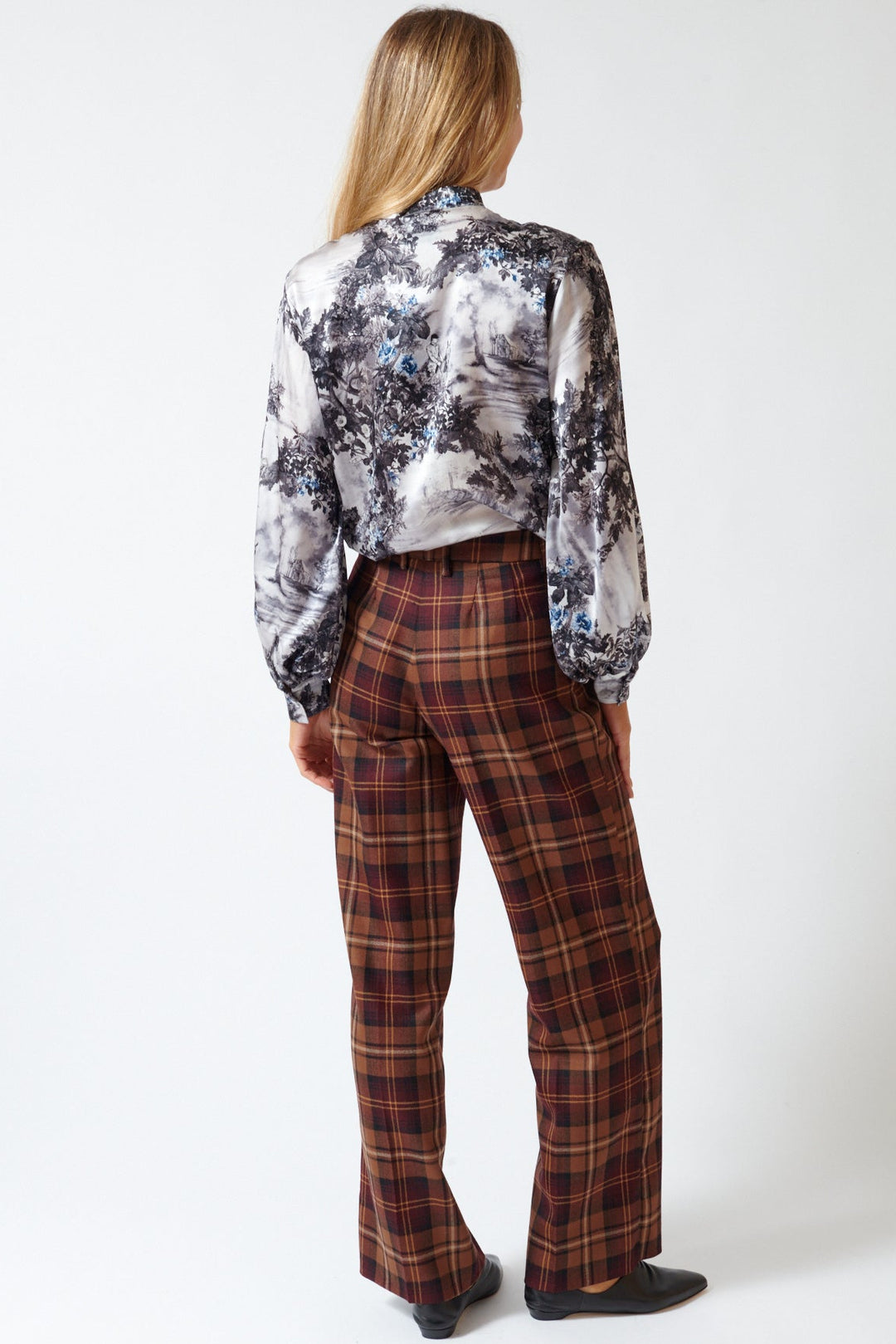 Mari wearing Momoni Milton Pant rear view