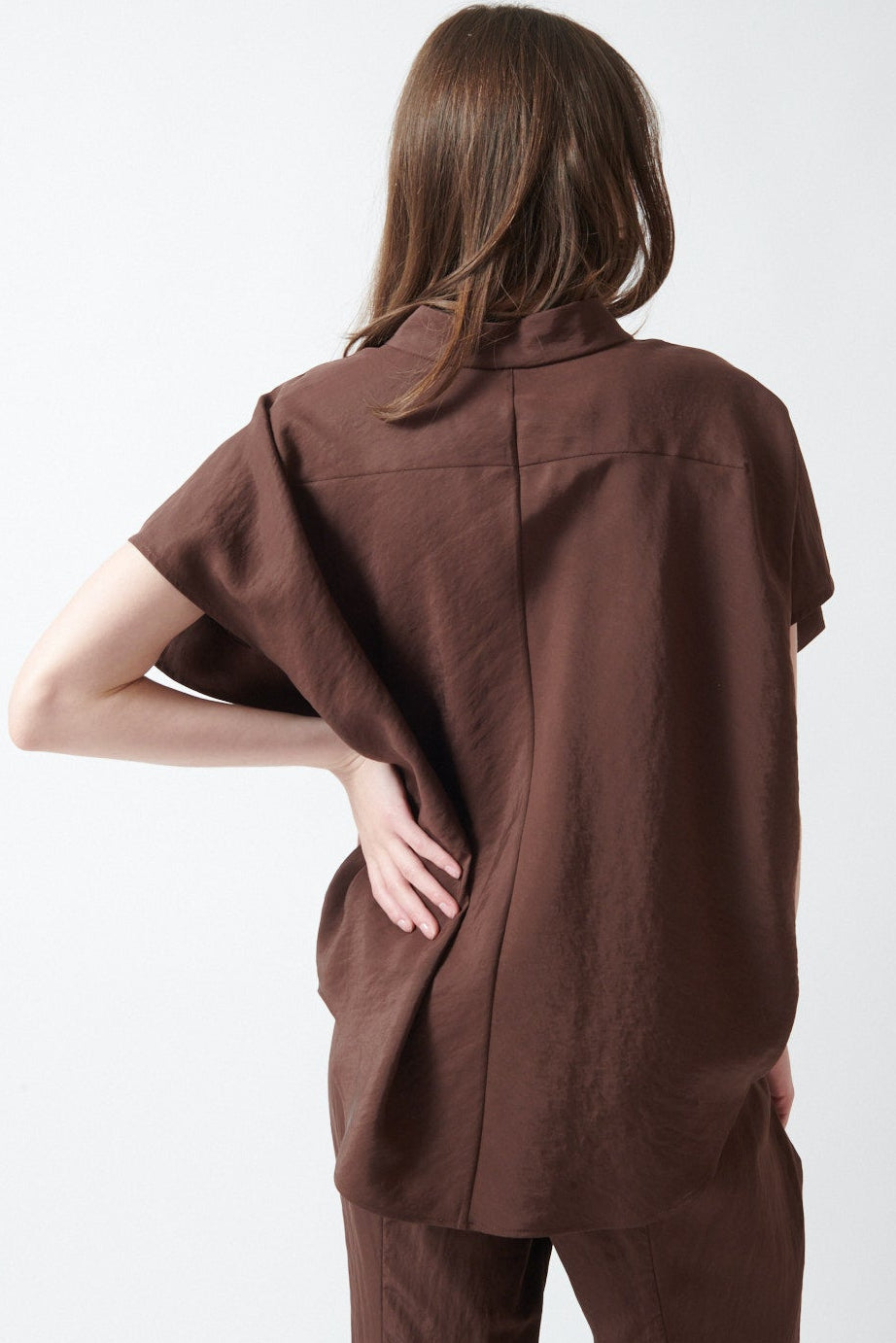 Angela wearing Zero + Maria Cornejo Para Drape Mare Shirt rear view