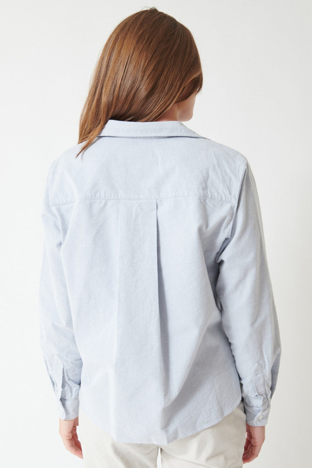 Julia wearing Frank & Eileen Silvio Untuckable Button Up Shirt in Indigo Oxford, rear view.