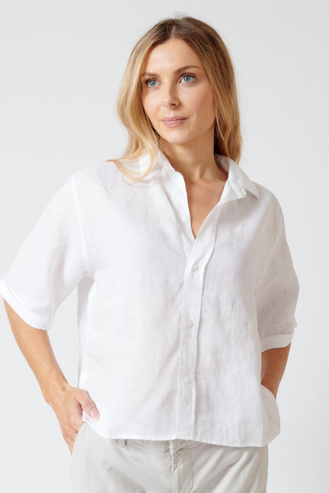 Mari wearing Frank & Eileen Rosie Short Sleeve Button Up front view
