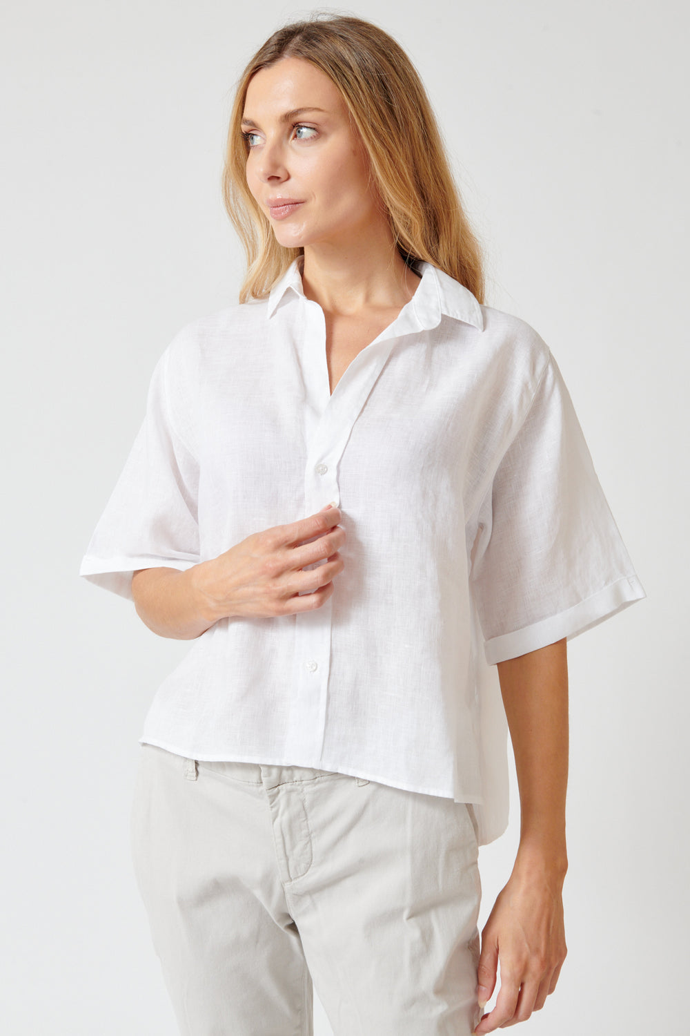Mari wearing Frank & Eileen Rosie Short Sleeve Button Up front view