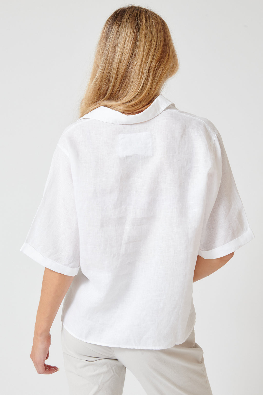 Mari wearing Frank & Eileen Rosie Short Sleeve Button Up rear view