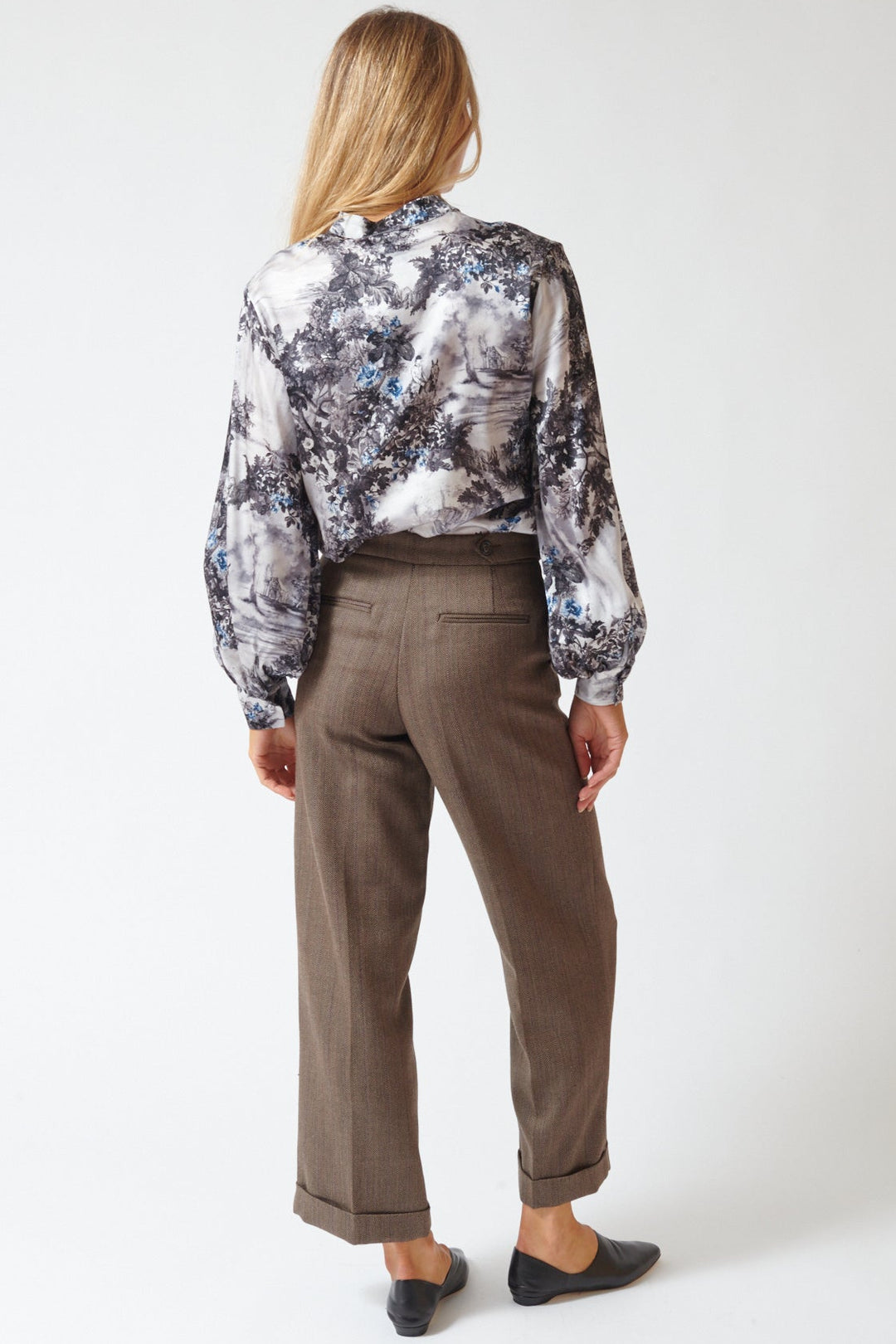 Mari wearing Momoni Ethan Pant rear view