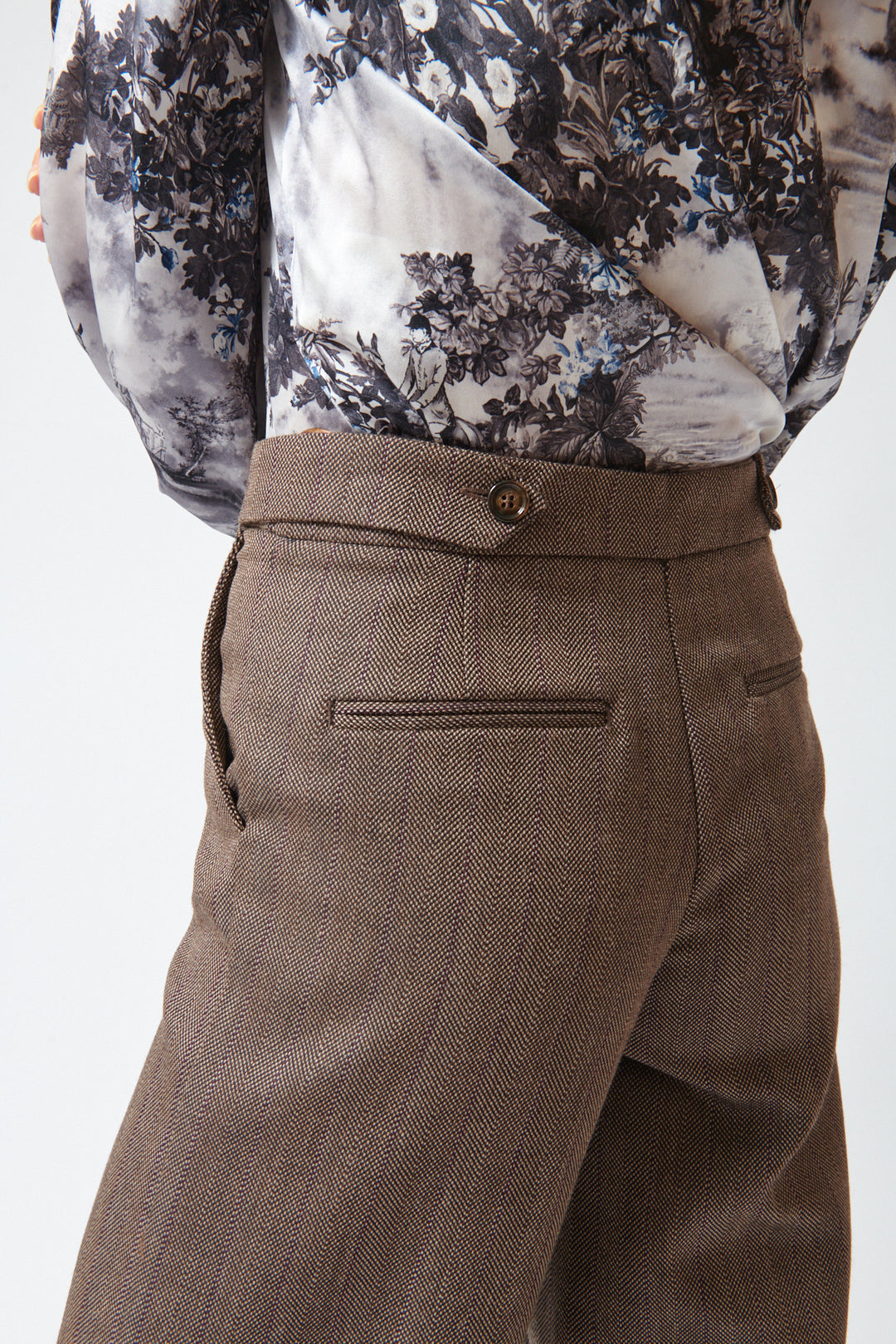 Mari wearing Momoni Ethan Pant rear view