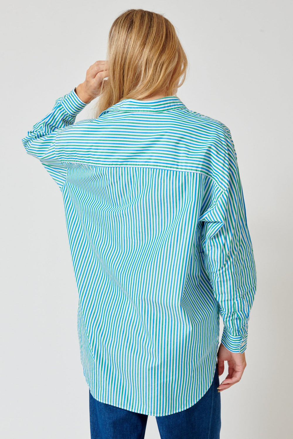 Mari wearing Frank & Eileen Shirley Oversized Button Up Shirt rear view