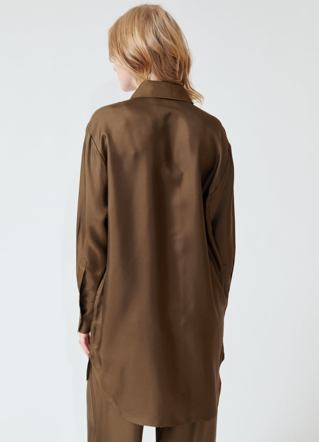Madi wearing Róhe Oversized Silk Shirt rear view